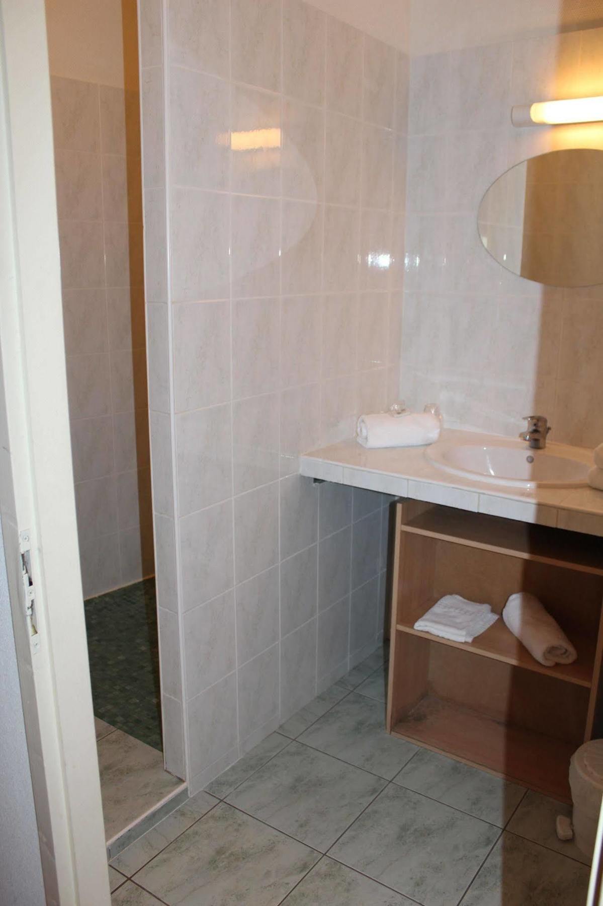 Le Phenix Hotel Castillon la Bataille Bagian luar foto